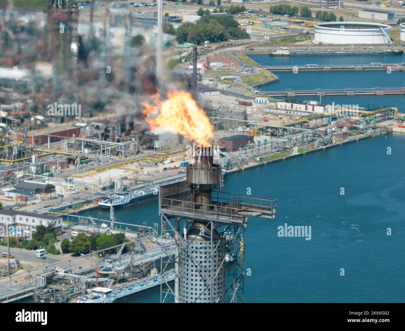 Anversa, 9th agosto 2022, Belgio. Combustione di gas di scarico combustibili durante la produzione di petrolio. Combustione di sostanze combustibili Foto Stock