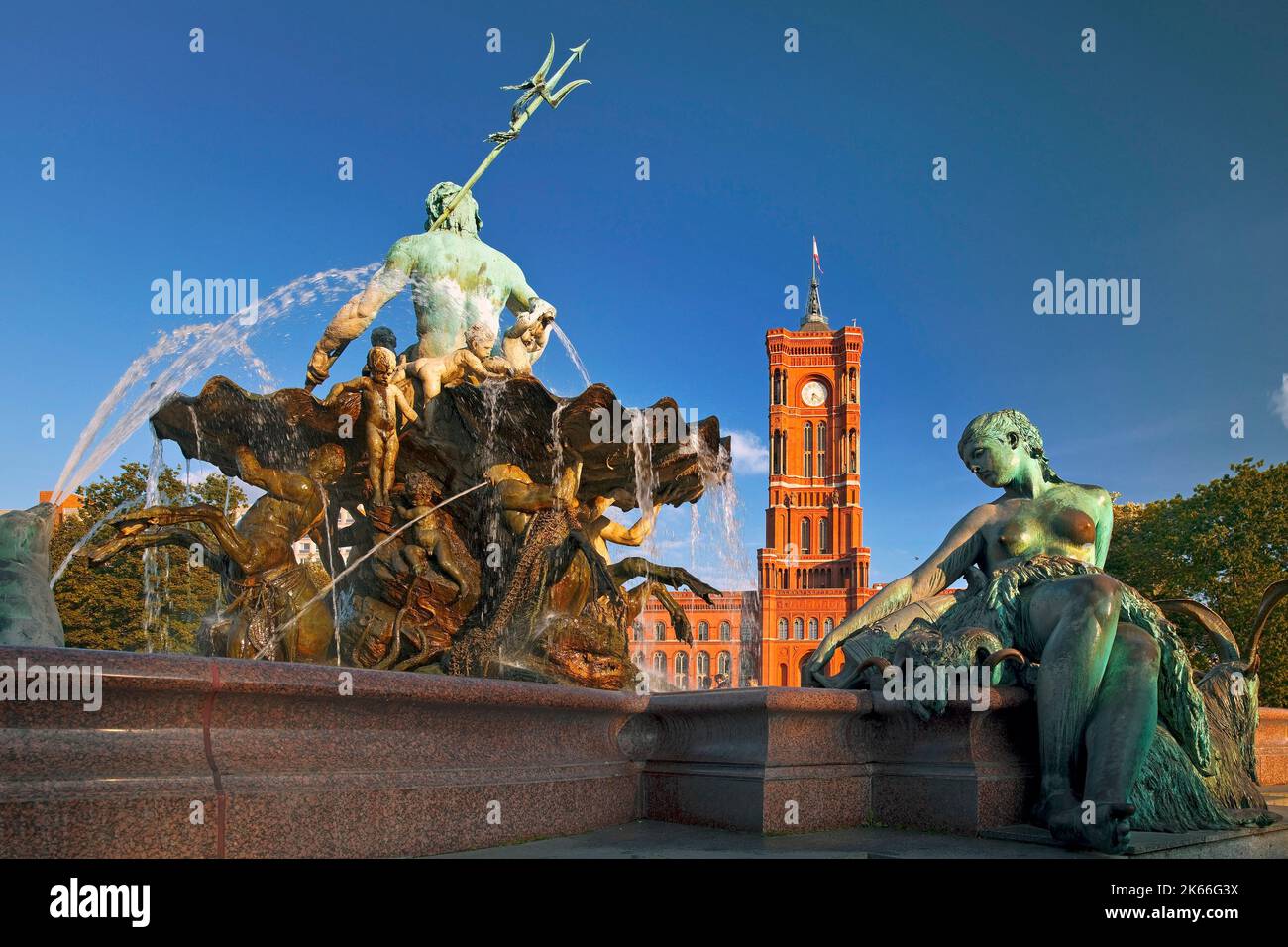 Neptun fontana e il municipio rosso a Berlino-Mitte in luce notturna, Germania, Berlino Foto Stock