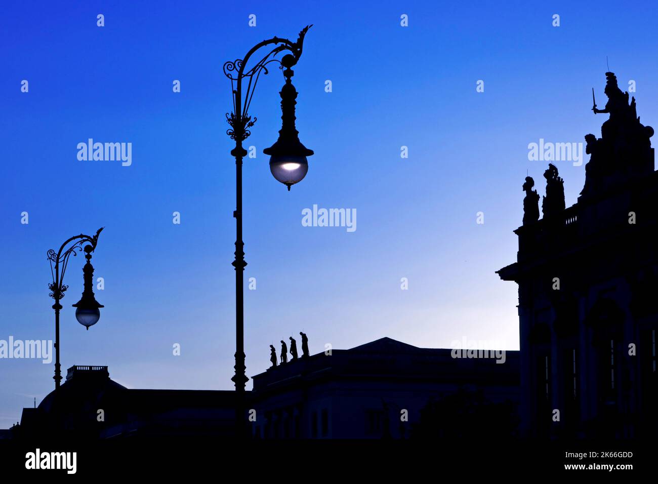 Lanterne a gas della vecchia Berlino nella strada Unter den Linden nell'ora blu al Museo storico tedesco, in Germania, Berlino Foto Stock