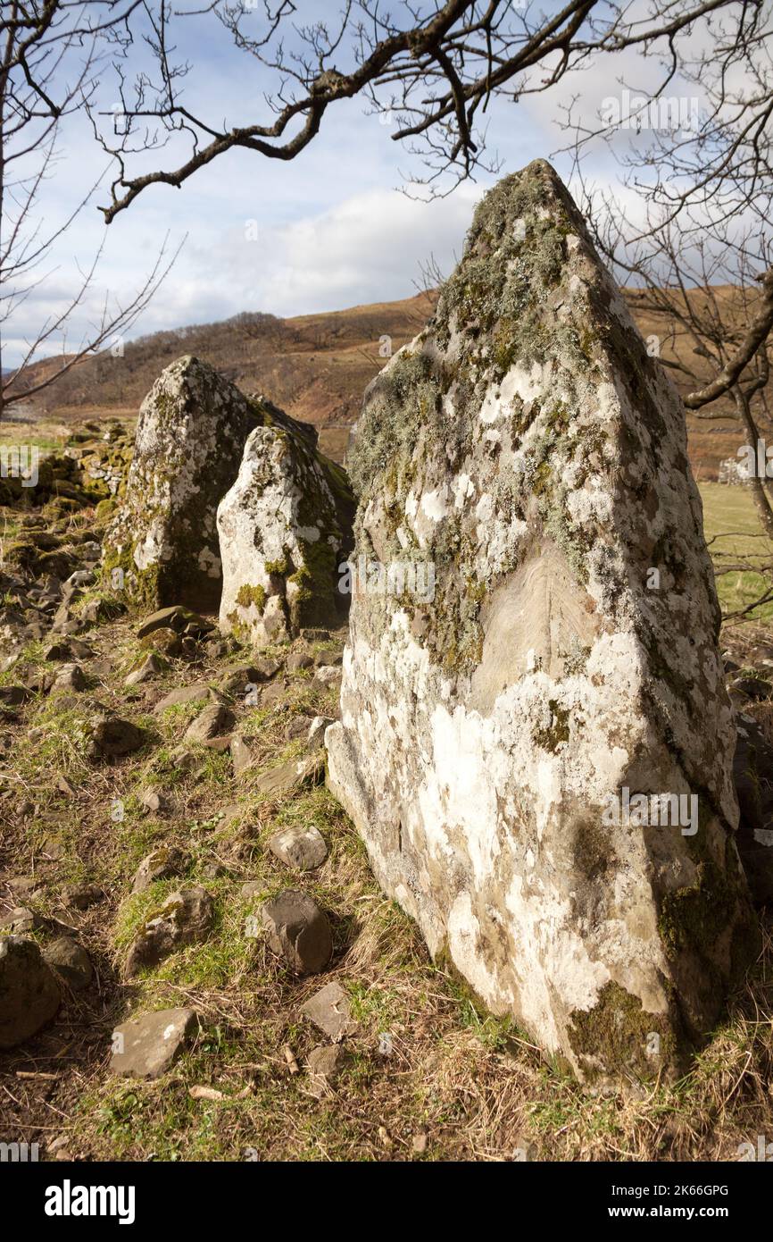 Penisola di Ardamurchan, Scozia. Vista pittoresca delle pietre della facciata a Camas nan Geall, il cairno neolitico in pietra calcinata. Foto Stock