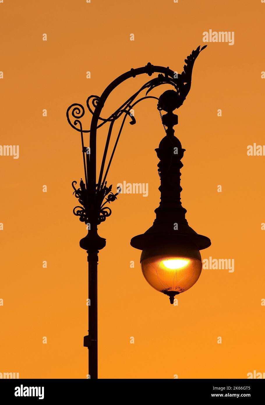 Vecchia lanterna a gas al tramonto, Germania, Berlino Foto Stock
