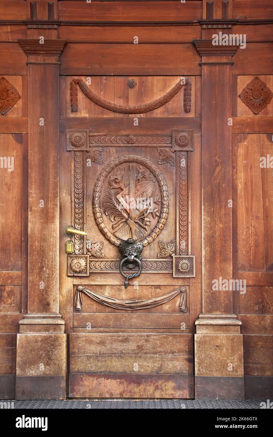 Dettagli di una porta di chiesa con leone e un serpente Foto Stock