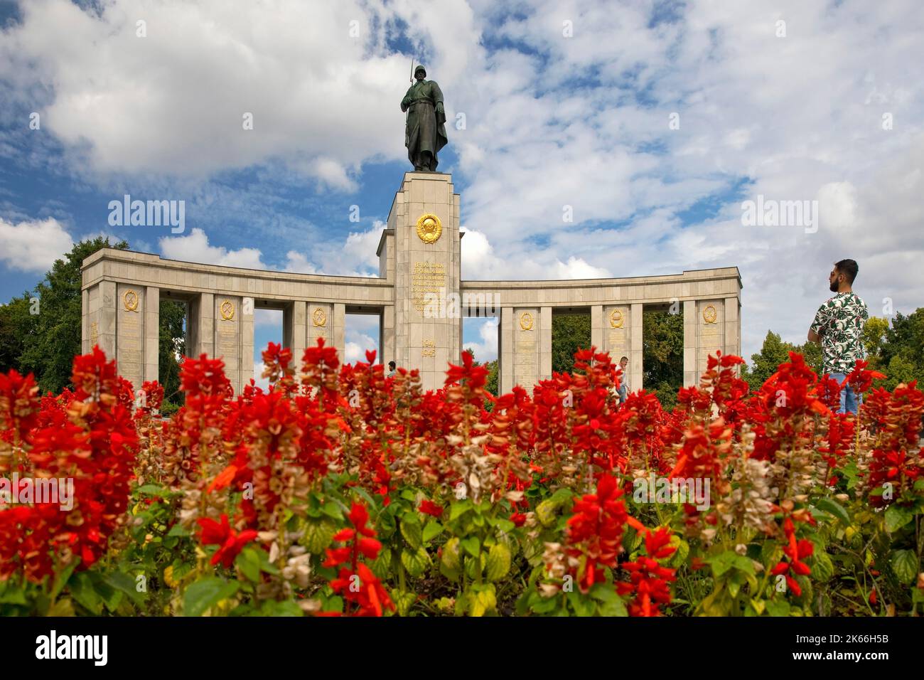 Monumento commemorativo sovietico con la statua del soldato dell'Armata Rossa e il mantello d'armi dello Stato d'Oro, Germania, Berlino Foto Stock