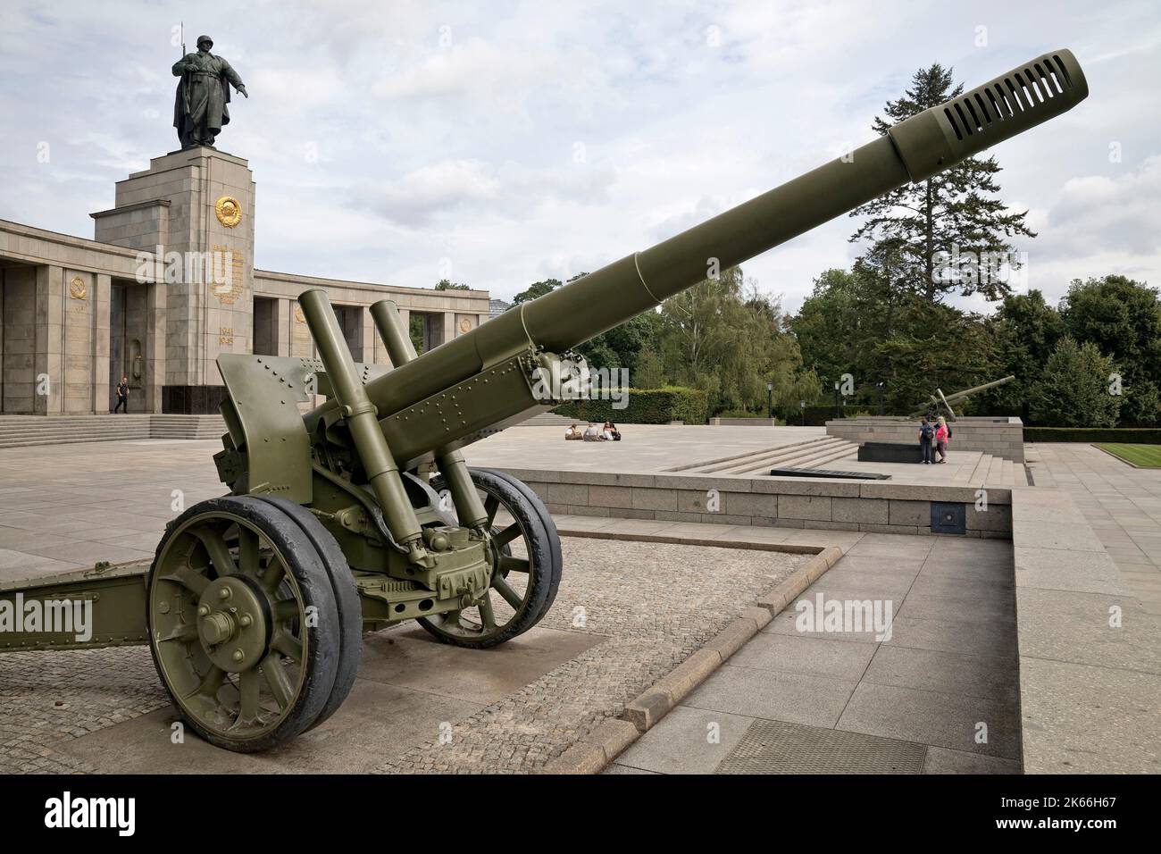 Monumento commemorativo sovietico con la statua del soldato dell'Armata Rossa e il mantello d'armi dello Stato d'Oro, cannone in primo piano, Germania, Berlino Foto Stock