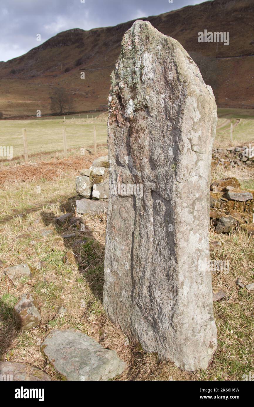 Penisola di Ardamurchan, Scozia. Pittoresca vista della pietra in piedi dell'età del bronzo a Camas nan Geall di Ardamurchan. Foto Stock Penisola di Ardamurchan, Scozia. Pittoresca vista della pietra in piedi dell'età del bronzo a Camas nan Geall di Ardamurchan. Foto Stock