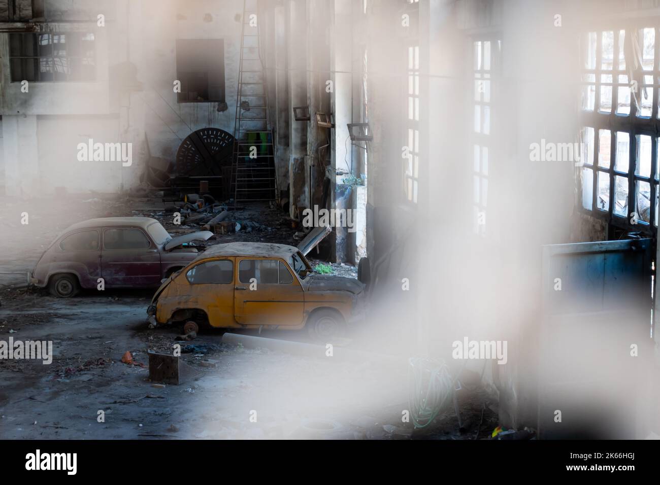 Auto vecchie e dimenticate in un garage abbandonato. Foto scattata con luce naturale. Foto Stock