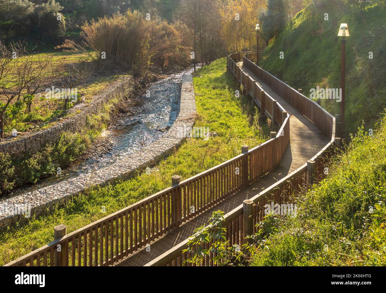 Vista sulla passerella in legno e sul fiume Alheda a Miranda do Corvo, Portogallo. Foto Stock