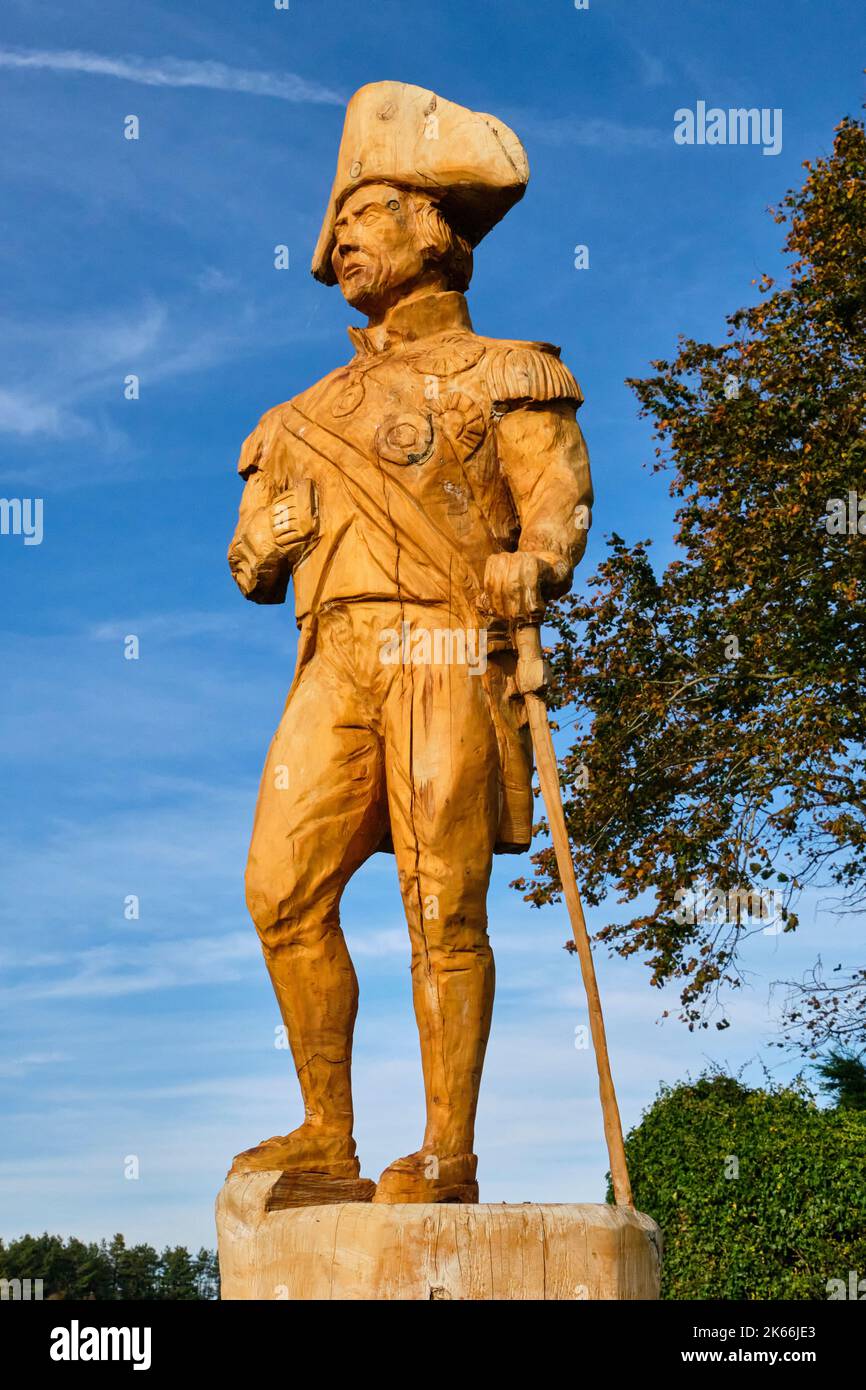 Scultura in legno di Horatio Nelson a Burham Thorpe, vicino al mercato di Burnham, Norfolk Foto Stock