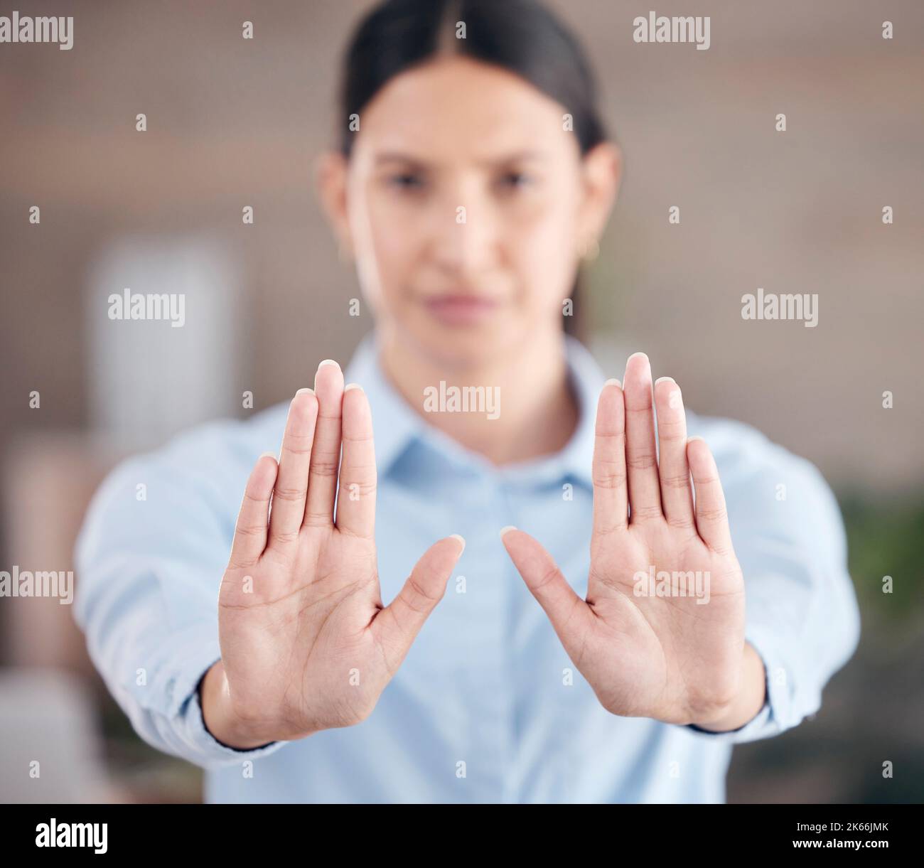 Primo piano delle mani delle femmine che mostrano stop. Donna d'affari che tiene fuori le sue palme. Donna che dice no a. Foto Stock