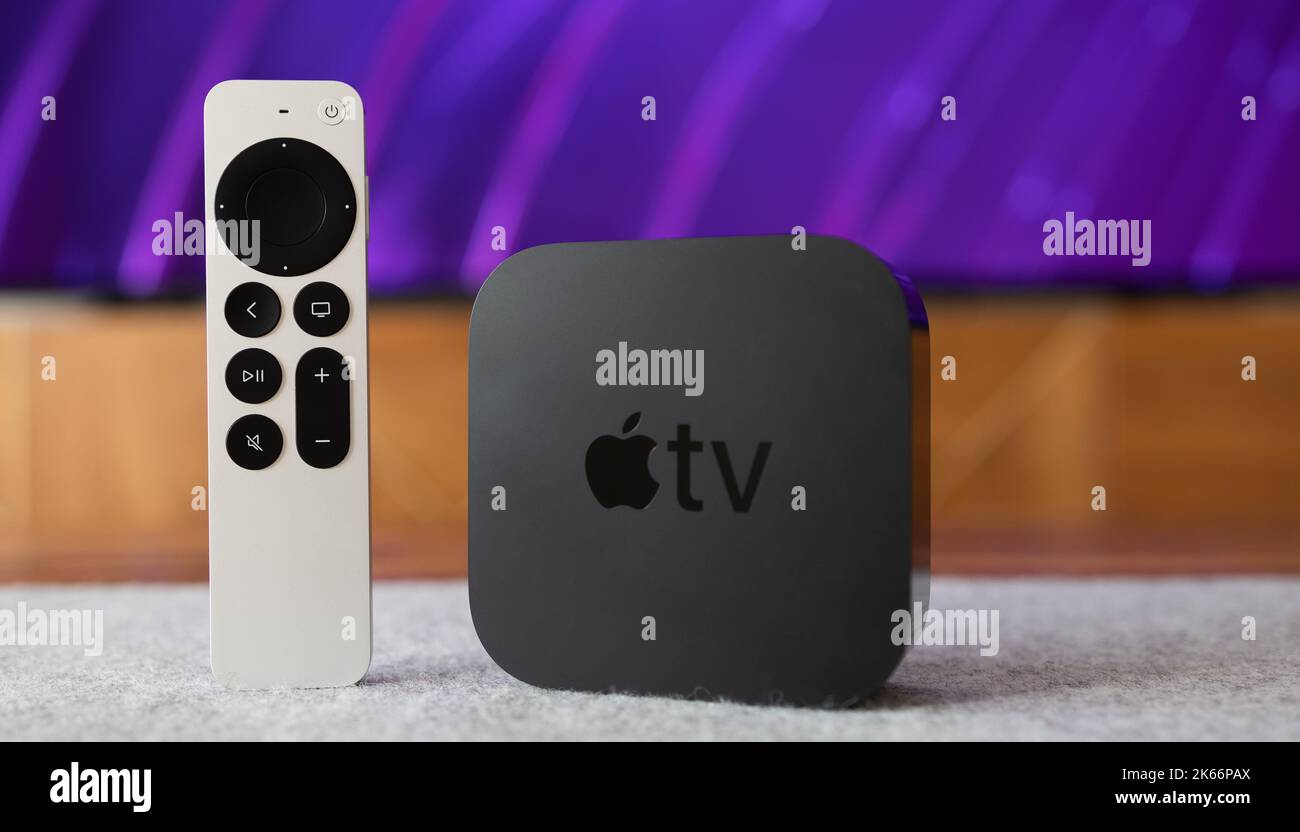 LONDRA - 13 APRILE 2022: Apple TV 4K Streaming Device Box per film e televisione con telecomando argento Foto Stock