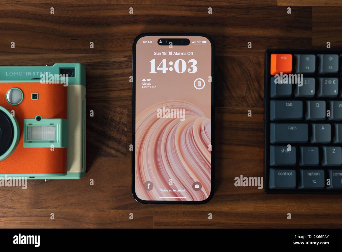 LONDRA - 18 SETTEMBRE 2022: Apple iPhone 14 Pro su scrivania in legno per ufficio Foto Stock