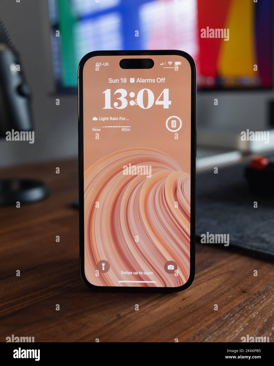 LONDRA - 18 SETTEMBRE 2022: Apple iPhone 14 Pro su scrivania in legno per ufficio Foto Stock