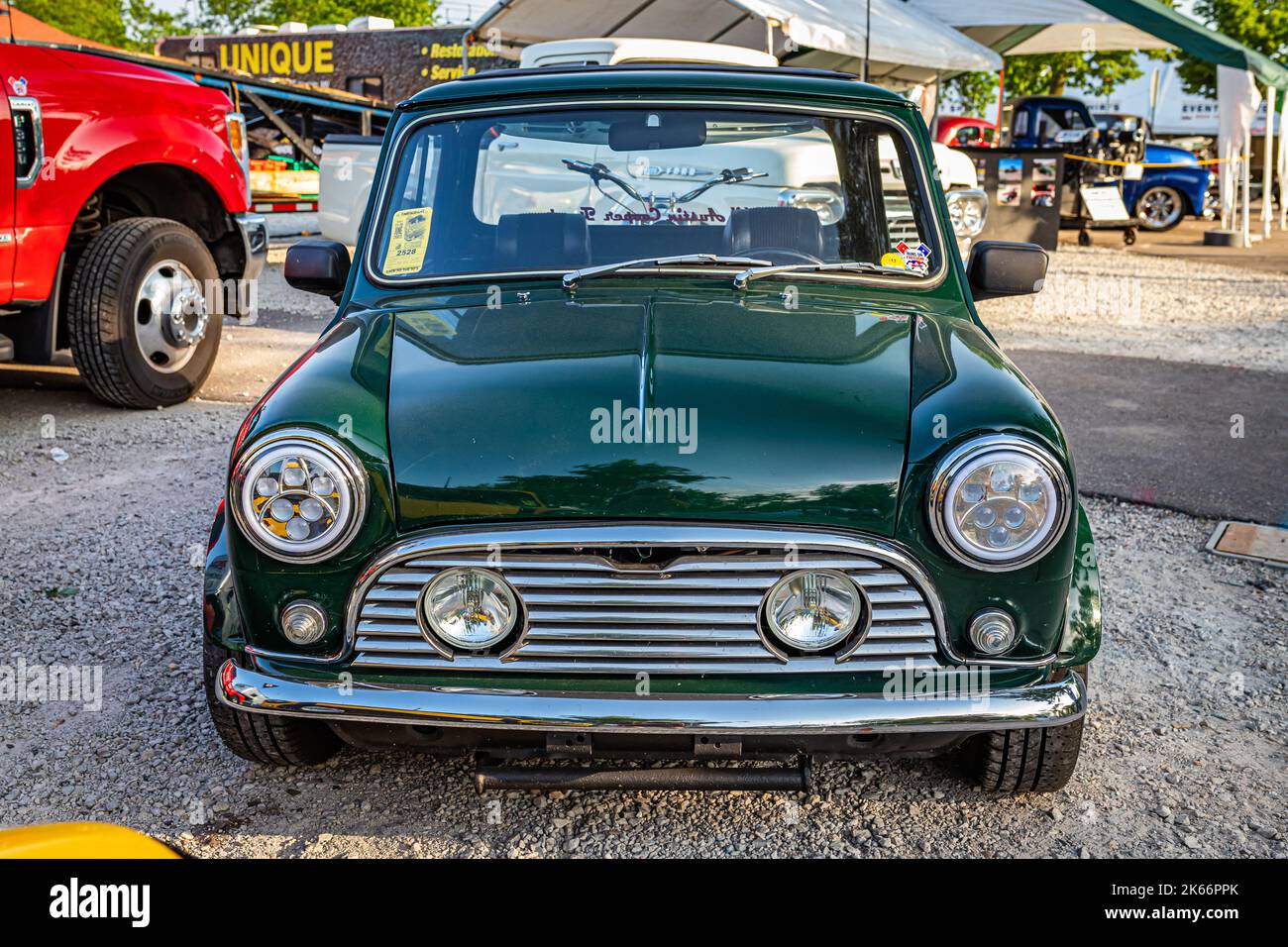 Falcon Heights, Minnesota - 19 giugno 2022: Vista frontale in prospettiva alta di un mini pick-up Austin 1964 in una fiera automobilistica locale. Foto Stock