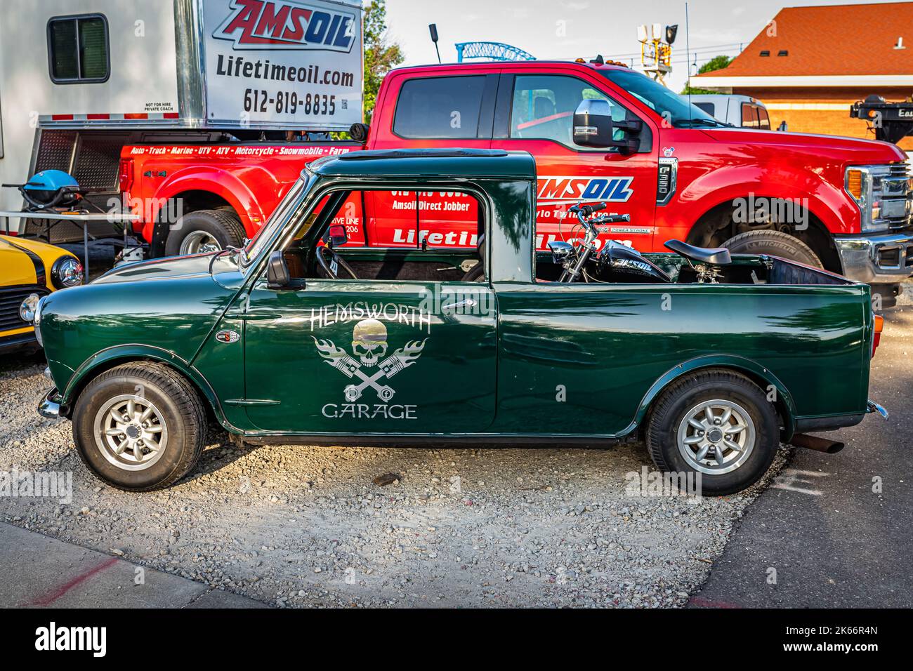 Falcon Heights, Minnesota - 19 giugno 2022: Vista laterale in prospettiva alta di un mini pick-up Austin del 1964 presso una fiera automobilistica locale. Foto Stock