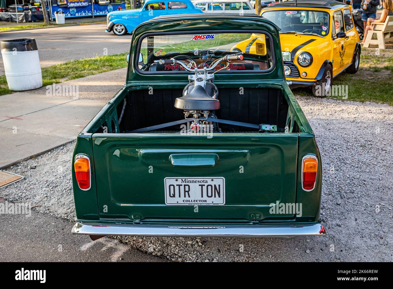 Falcon Heights, Minnesota - 19 giugno 2022: Vista prospettica posteriore di un mini pick-up Austin del 1964 in una fiera automobilistica locale. Foto Stock