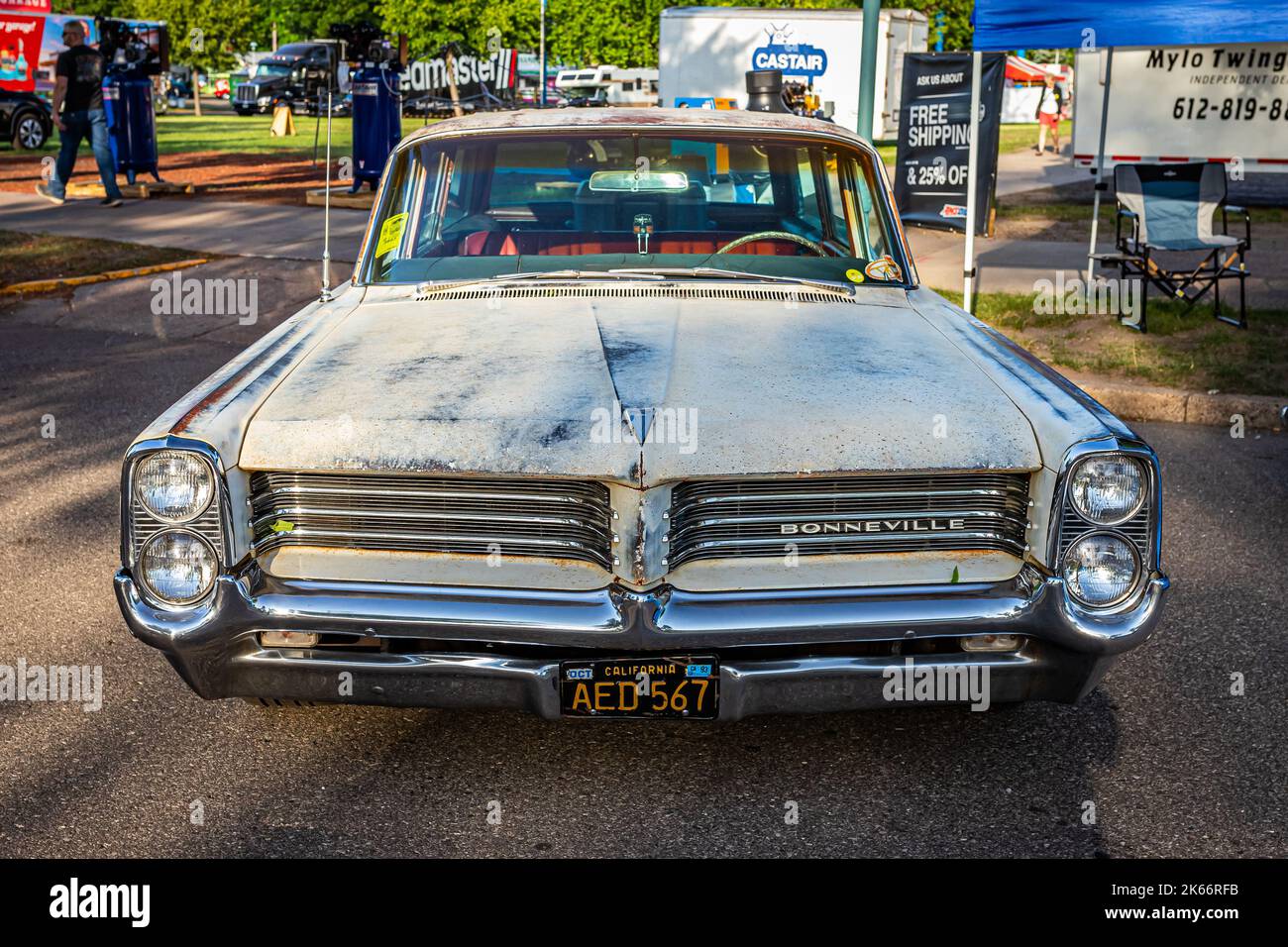 Falcon Heights, MN - 19 giugno 2022: Vista frontale in prospettiva alta di un vagone della stazione di Pontiac Bonneville del 1964 ad una fiera automobilistica locale. Foto Stock