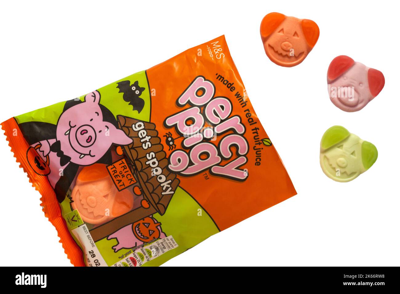 Pacchetto di M&S Percy Pig ottiene i dolci spooky fatti con il succo di frutta reale pronto per il trucco o trattare Halloween aperto con il contenuto versato sul backgroun bianco Foto Stock Pacchetto di M&S Percy Pig ottiene i dolci spooky fatti con il succo di frutta reale pronto per il trucco o trattare Halloween aperto con il contenuto versato sul backgroun bianco Foto Stock