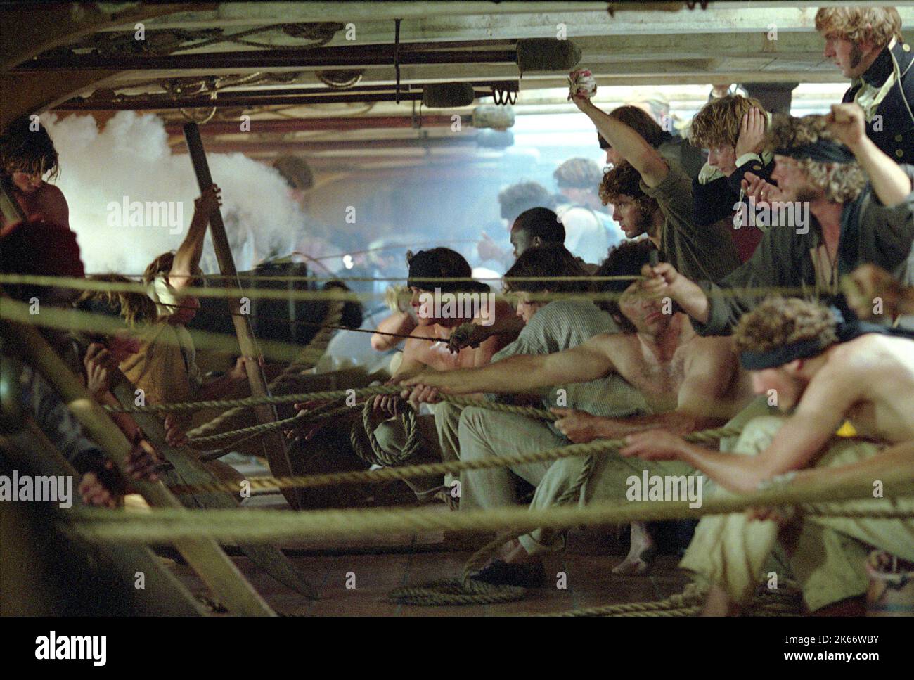 L'EQUIPAGGIO DELLA NAVE SI PREPARA AL FUOCO, MAESTRO E COMANDANTE: LA PARTE LONTANA DEL MONDO, 2003 Foto Stock