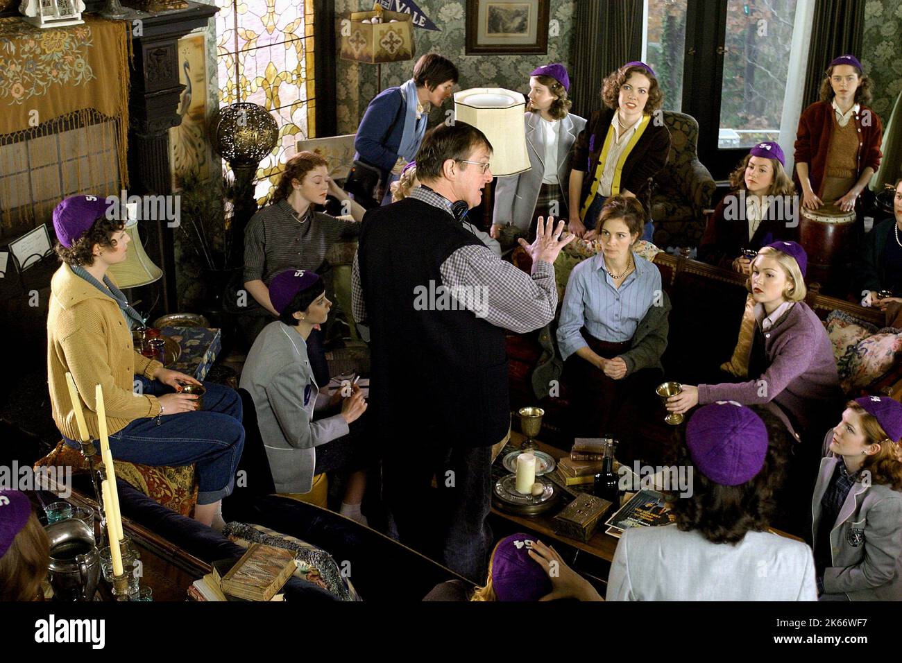MAGGIE GYLLENHAAL, Mike Newell, Julia Roberts, Julia montanti, MONA LISA SMILE, 2003 Foto Stock
