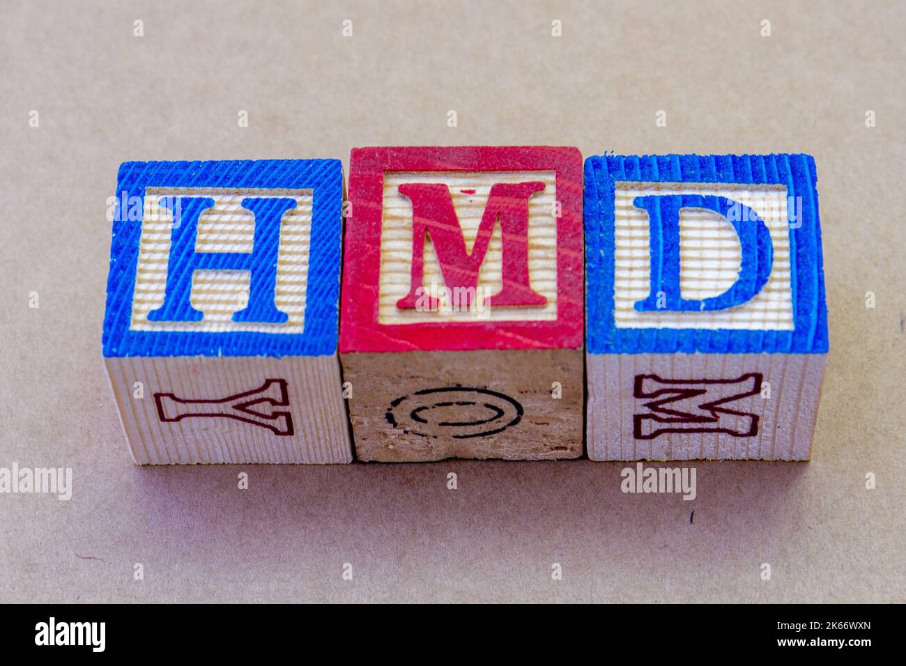 Il termine HMD viene visualizzato visivamente su uno sfondo chiaro con spazio di copia Foto Stock