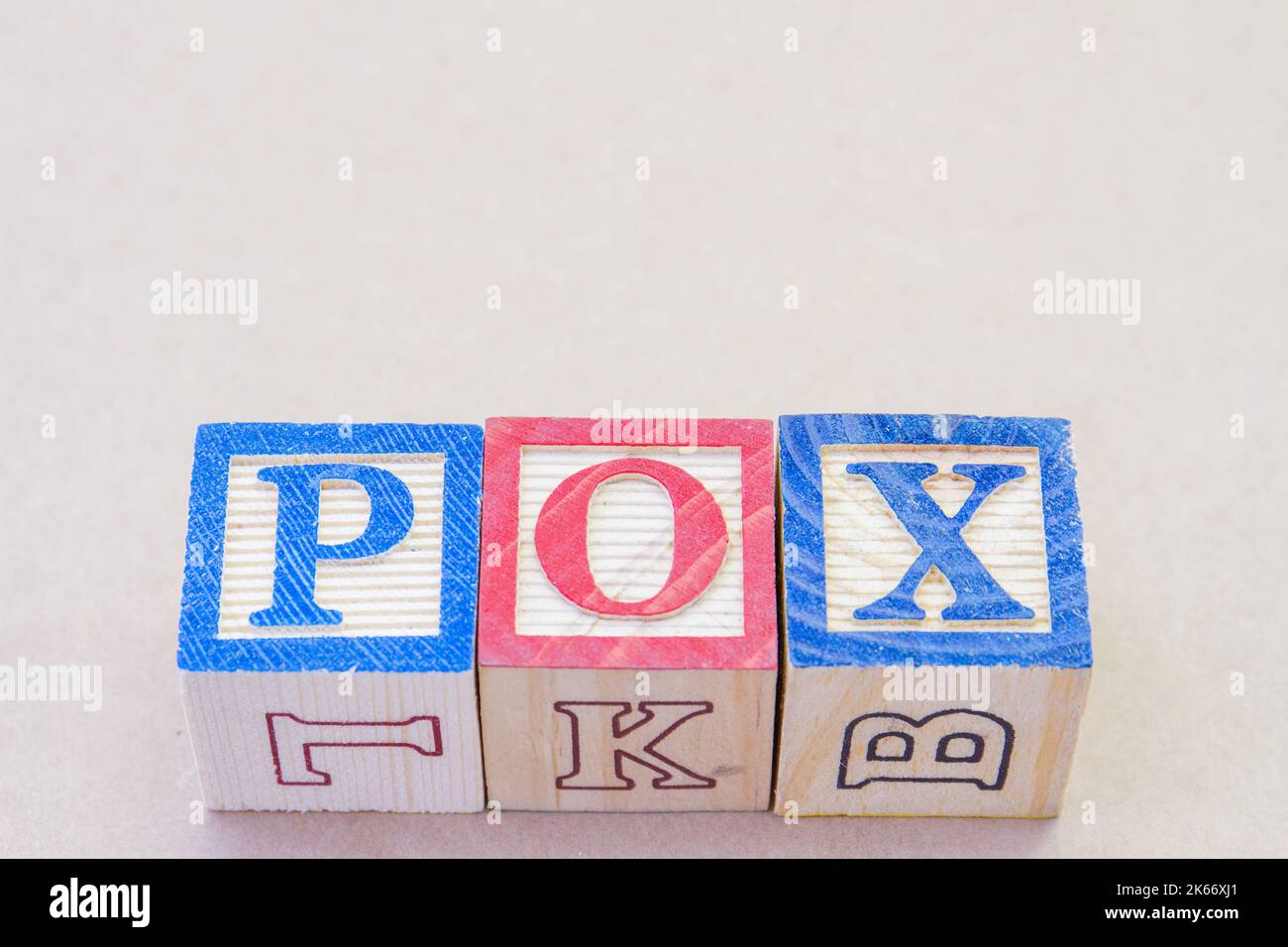 Il termine pox viene visualizzato visivamente su uno sfondo chiaro con spazio di copia Foto Stock