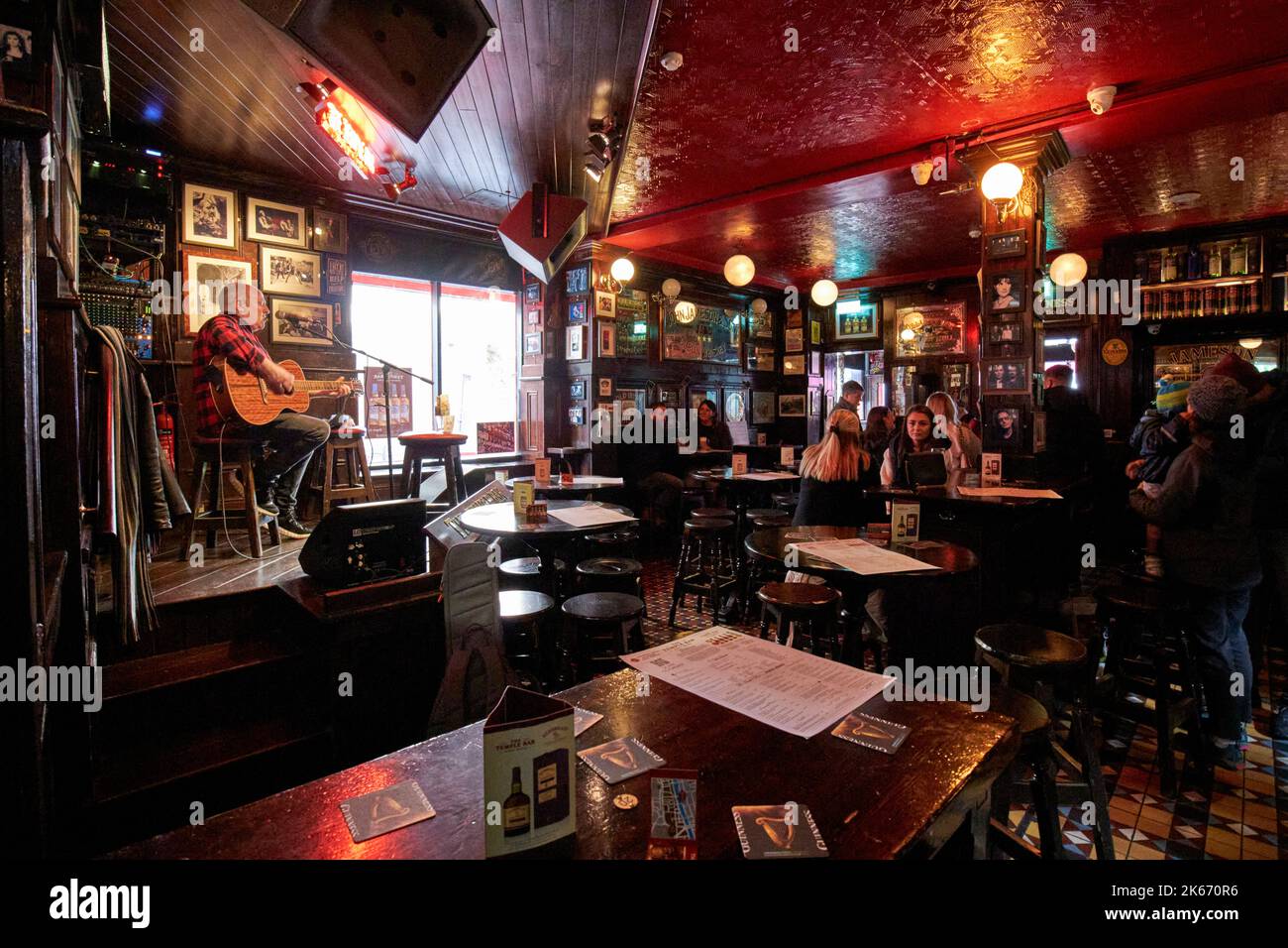 cantante che canta all'interno del pub bar temple dublin repubblica d'irlanda Foto Stock