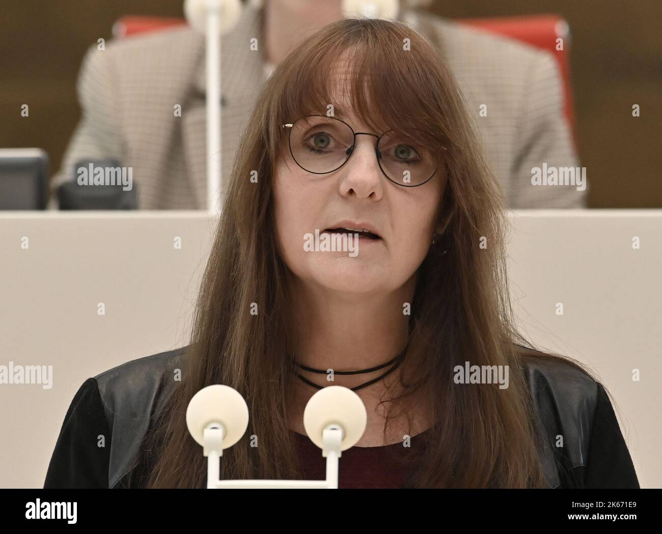 Potsdam, Germania. 12th Ott 2022. Katrin Lange (DOCUP), ministro delle Finanze dello Stato di Brandeburgo, parla alla sessione del parlamento di Stato del doppio bilancio 2023/2024. Tra le altre cose, i deputati discutono della legge di bilancio 20223/2024 del governo statale, del mercato del lavoro nel Brandeburgo e della raffineria PCK a Schwedt. Credit: Bernd Settnik/dpa/Alamy Live News Foto Stock