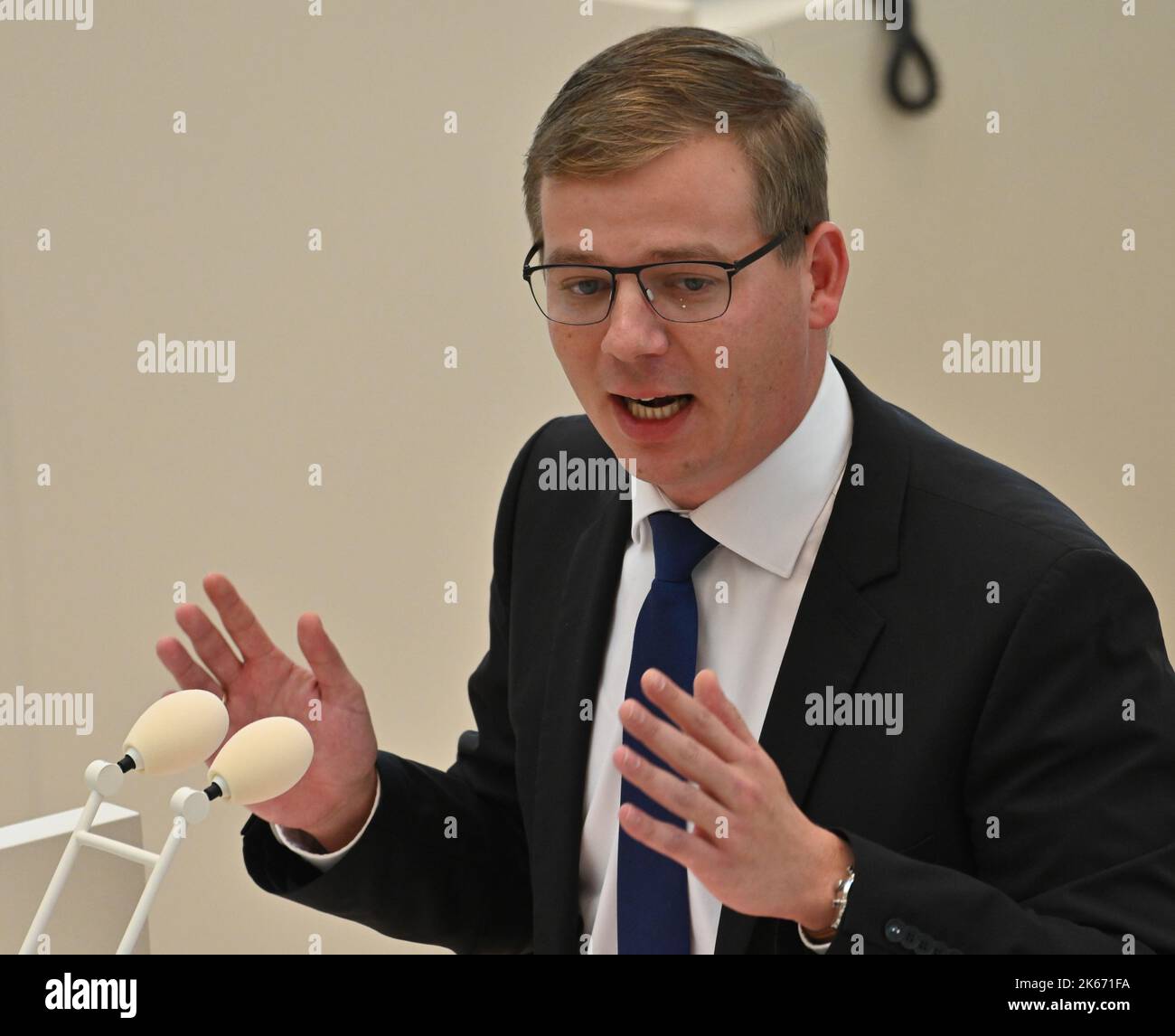 Potsdam, Germania. 12th Ott 2022. Sebastian Walter (Die Linke) interviene nel dibattito della sessione del parlamento di Stato sul doppio bilancio 2023/2024. Tra le altre cose, i deputati discutono della legge di bilancio 20223/2024 del governo statale, del mercato del lavoro nel Brandeburgo e della raffineria PCK a Schwedt. Credit: Bernd Settnik/dpa/Alamy Live News Foto Stock
