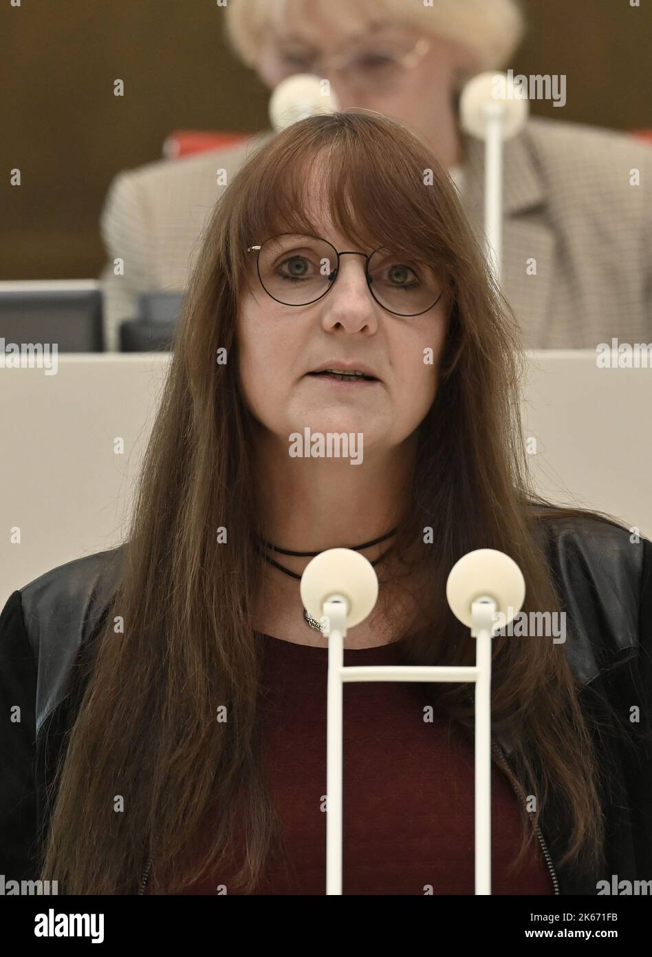 Potsdam, Germania. 12th Ott 2022. Katrin Lange (DOCUP), ministro delle Finanze dello Stato di Brandeburgo, parla alla sessione del parlamento di Stato del doppio bilancio 2023/2024. Tra le altre cose, i deputati discutono della legge di bilancio 20223/2024 del governo statale, del mercato del lavoro nel Brandeburgo e della raffineria PCK a Schwedt. Credit: Bernd Settnik/dpa/Alamy Live News Foto Stock
