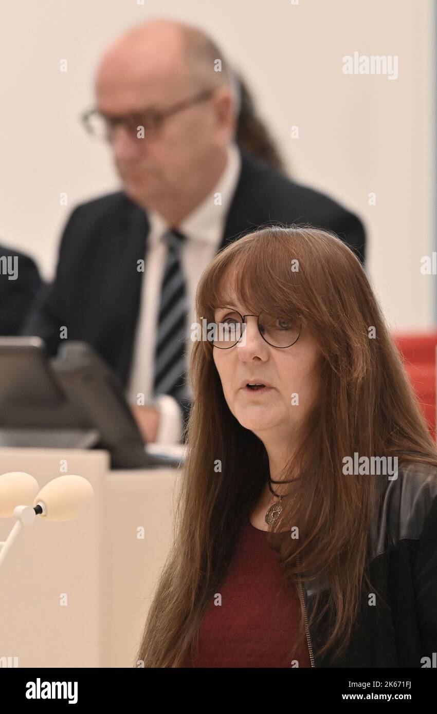 Potsdam, Germania. 12th Ott 2022. Katrin Lange (SPD, r), ministro delle Finanze dello Stato di Brandeburgo, parla alla sessione del parlamento di Stato del doppio bilancio 2023/2024. Tra le altre cose, i deputati discutono della legge di bilancio 20223/2024 del governo statale, del mercato del lavoro nel Brandeburgo e della raffineria PCK a Schwedt. Credit: Bernd Settnik/dpa/Alamy Live News Foto Stock