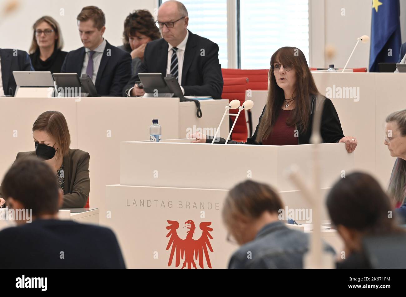 Potsdam, Germania. 12th Ott 2022. Katrin Lange (SPD, r), ministro delle Finanze dello Stato di Brandeburgo, parla alla sessione del parlamento di Stato del doppio bilancio 2023/2024. Tra le altre cose, i deputati discutono della legge di bilancio 20223/2024 del governo statale, del mercato del lavoro nel Brandeburgo e della raffineria PCK a Schwedt. Credit: Bernd Settnik/dpa/Alamy Live News Foto Stock