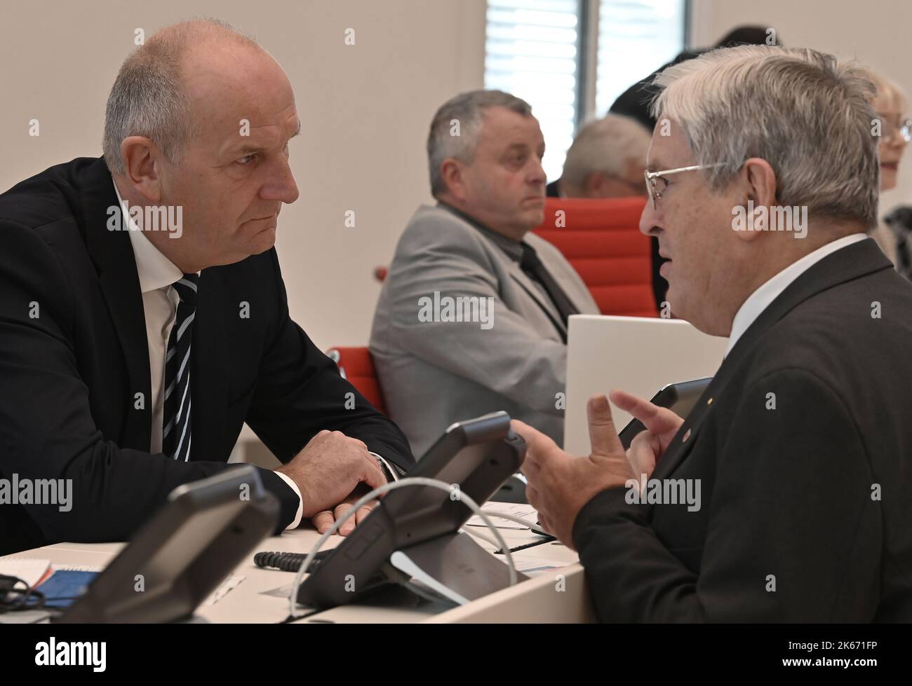 Potsdam, Germania. 12th Ott 2022. Dietmar Woidke (SPD, l), Ministro Presidente dello Stato di Brandeburgo, parla con Jörg Steinbach (SPD), Ministro dell'Economia, del lavoro e dell'energia dello Stato di Brandeburgo, prima dell'inizio della sessione parlamentare di Stato. I deputati discutono, tra l'altro, del progetto di bilancio 20223/2024 del governo statale, del mercato del lavoro nel Brandeburgo e della raffineria di PCK a Schwedt. Credit: Bernd Settnik/dpa/Alamy Live News Foto Stock