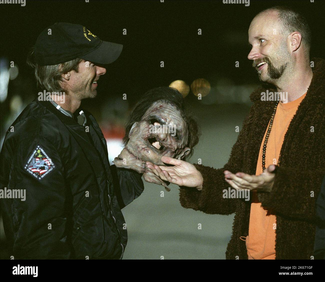 Il Texas Chainsaw Massacre produttore Michael Bay, Direttore MARCUS NISPEL  con la maschera di Leatherface data: 2003 Foto stock - Alamy