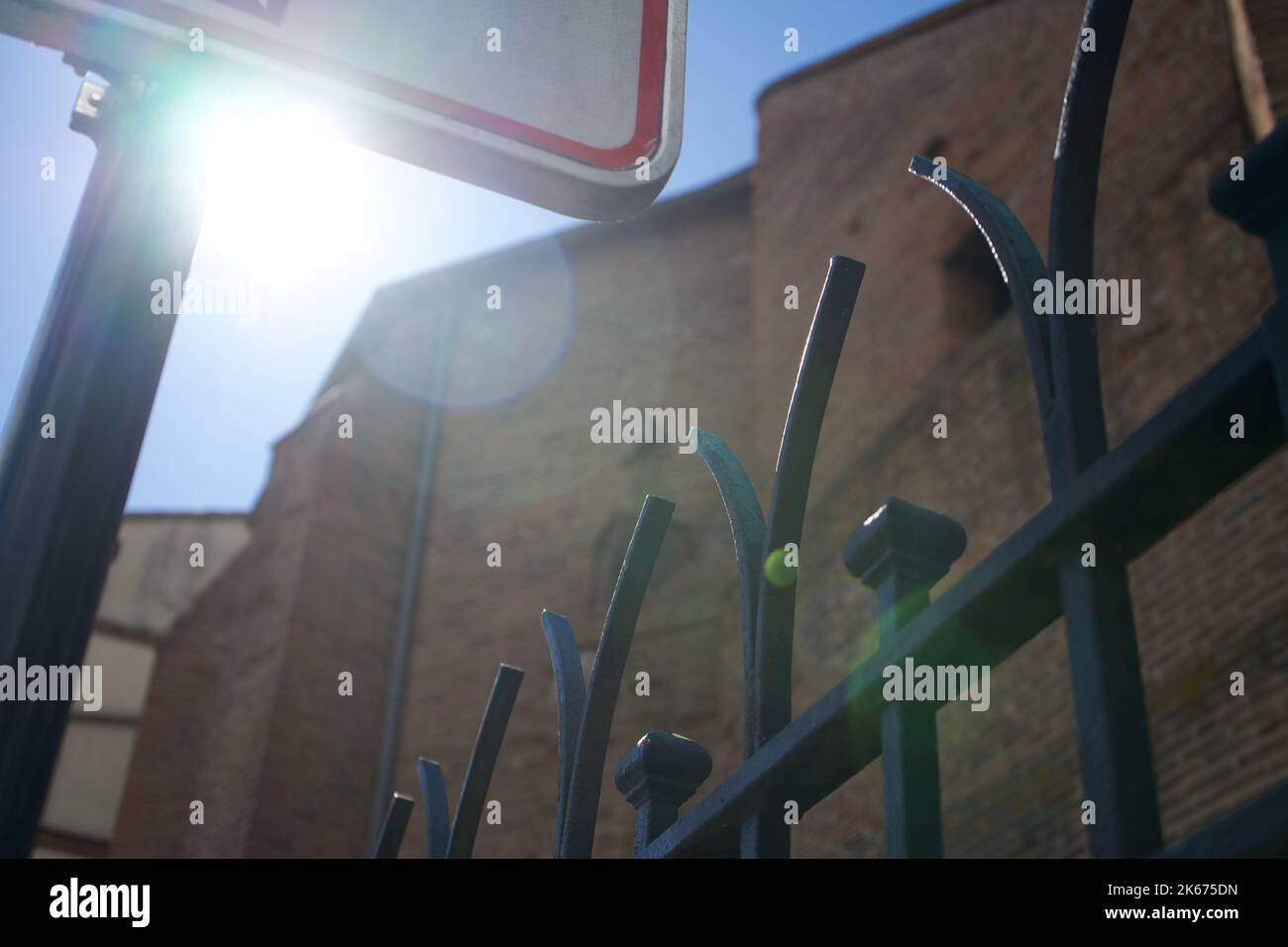 Au COIN d'une rue du sud de la France (ville de Toulouse), une belle journée d'été. Foto Stock