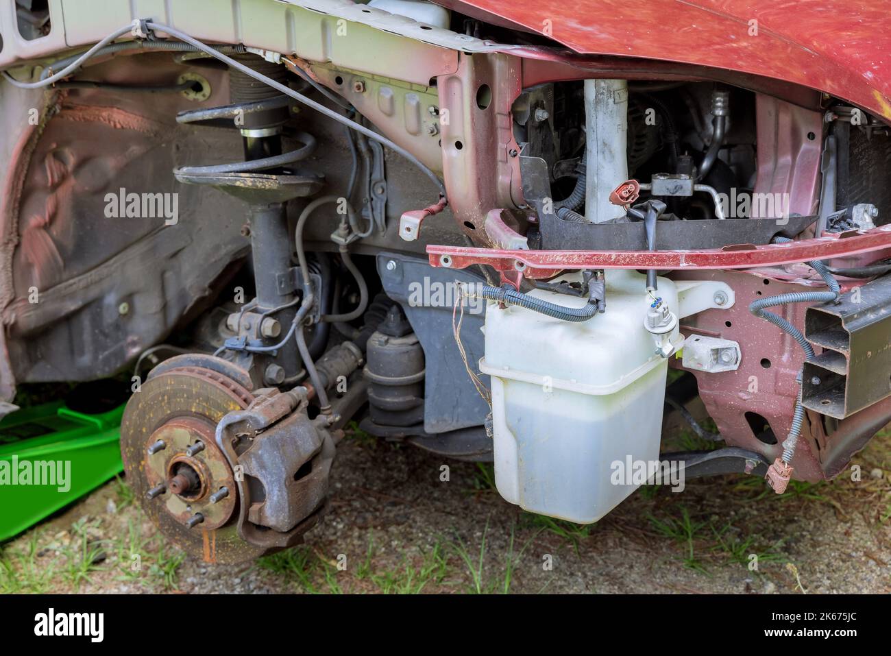Veicolo rosso con necessità di sostituzione del parafango a causa di un incidente Foto Stock