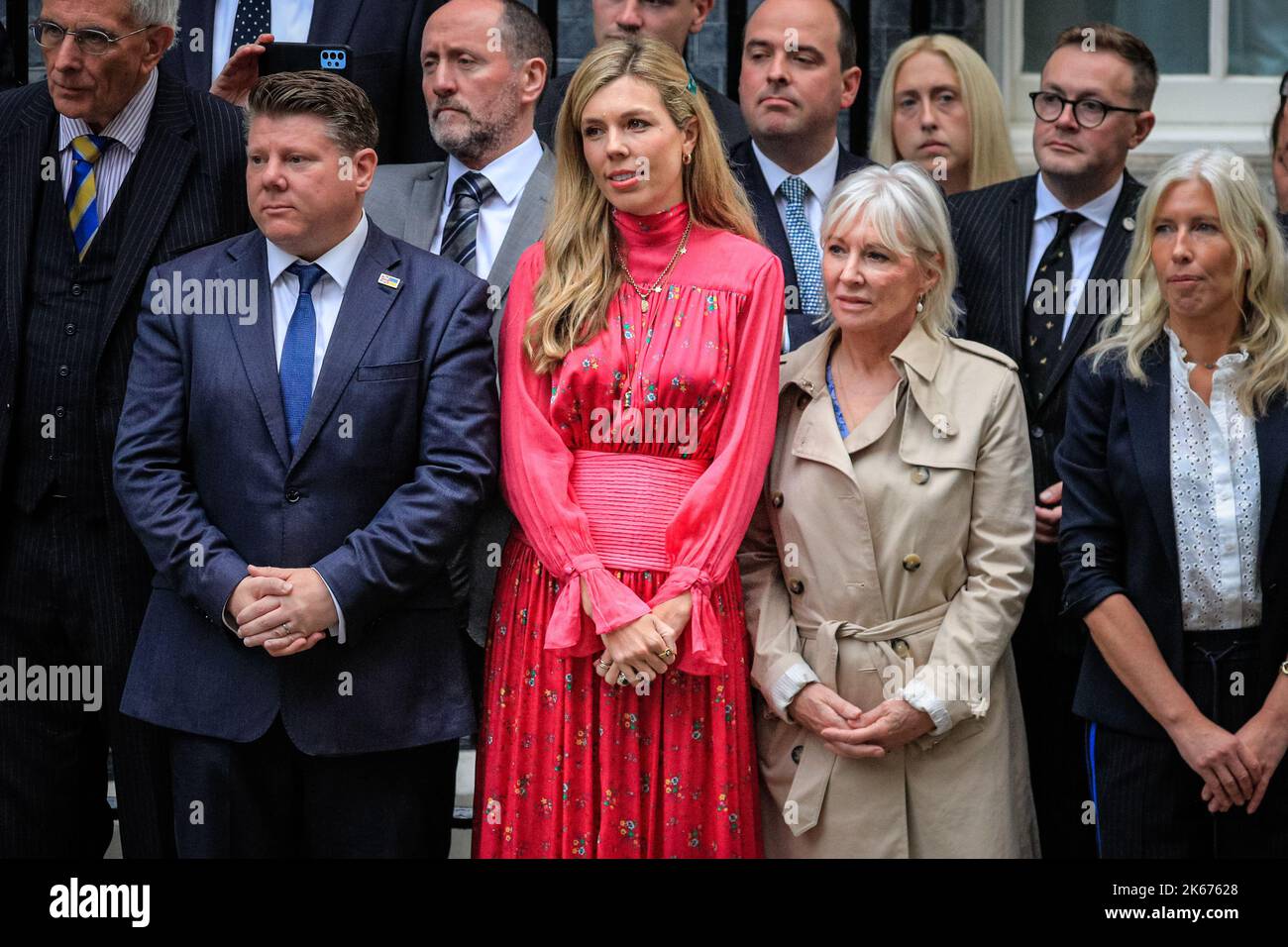 Carrie Johnson, moglie di Boris Johnson, in lungo vestito rosa di Hamur, con Nadine Dorries e altri a Downing Street Foto Stock