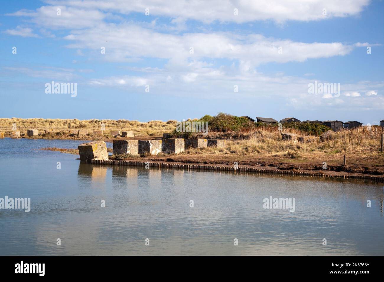 Blocchi di cemento anticarro a Walberswick, Suffolk, Inghilterra, Regno Unito Foto Stock