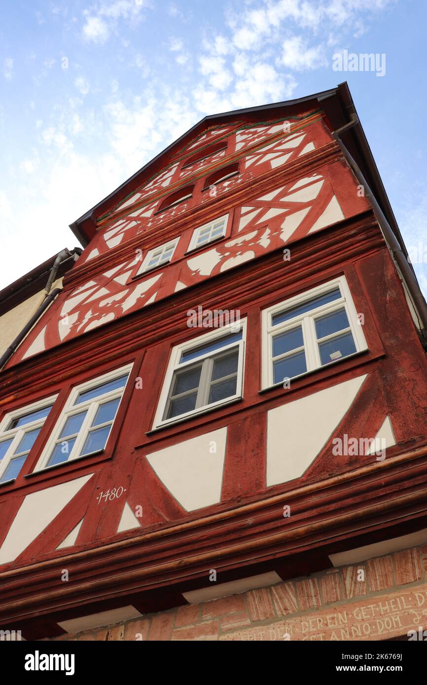 Typisches fränkisches Fachwerk, rot gestrichen - Giebel eines Fachwerkhaus in Miltenberg am Main in Franken Foto Stock