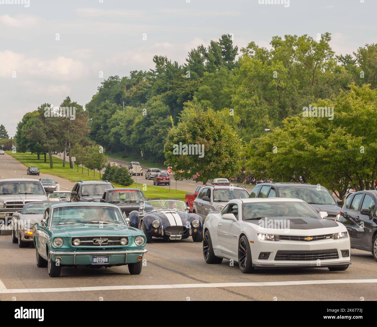 BLOOMFIELD HILLS, MI/USA - 16 AGOSTO 2014: Una Ford Mustang, una Ford/Shelby AC Cobra e due Chevrolet Camaro Cars, Woodward Dream Cruise. Foto Stock