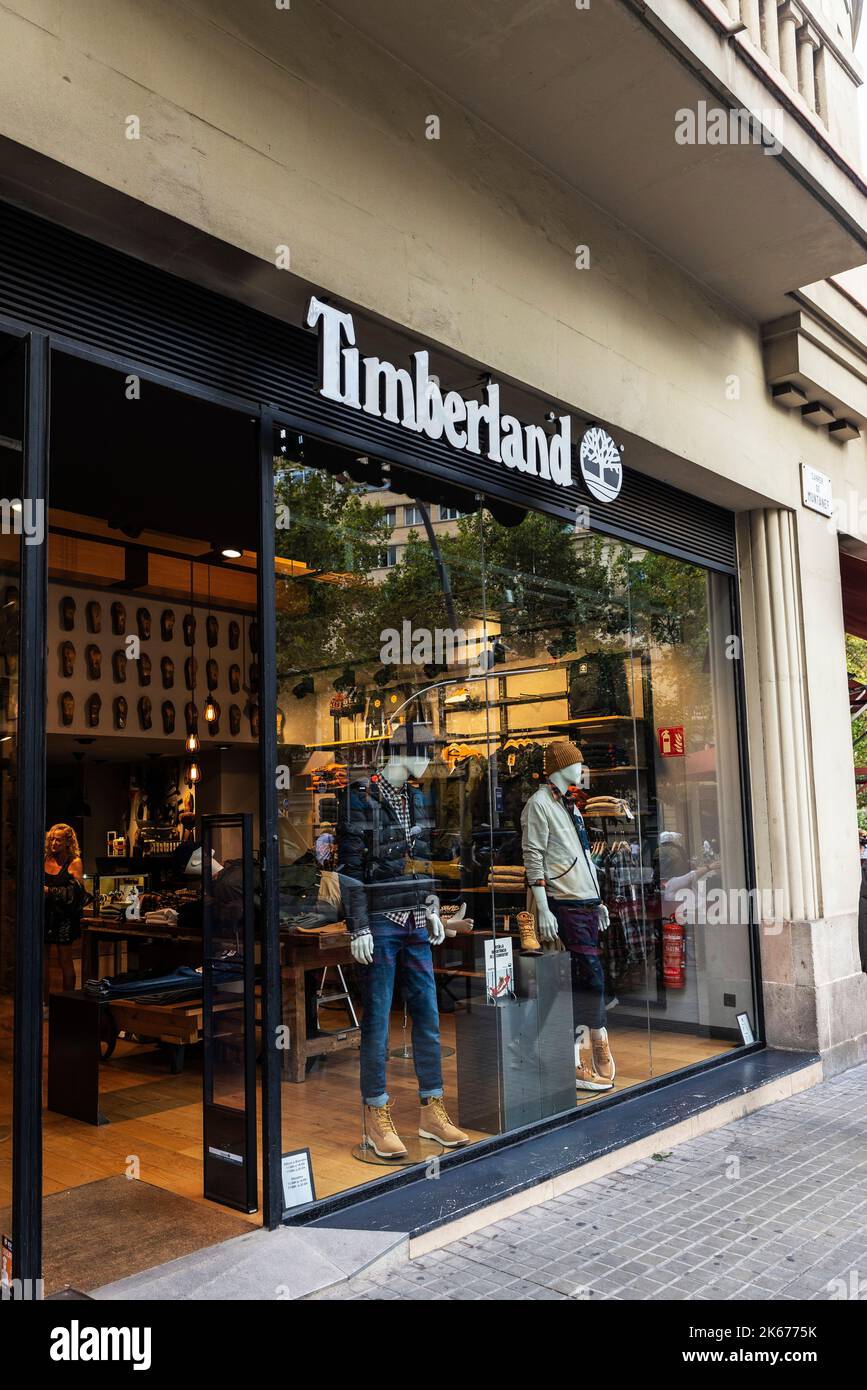 Barcellona, Spagna - 3 ottobre 2022: Mostra di un negozio di abbigliamento Timberland in Diagonal Avenue, una via commerciale di Barcellona, Catalogna, Spagna Foto Stock