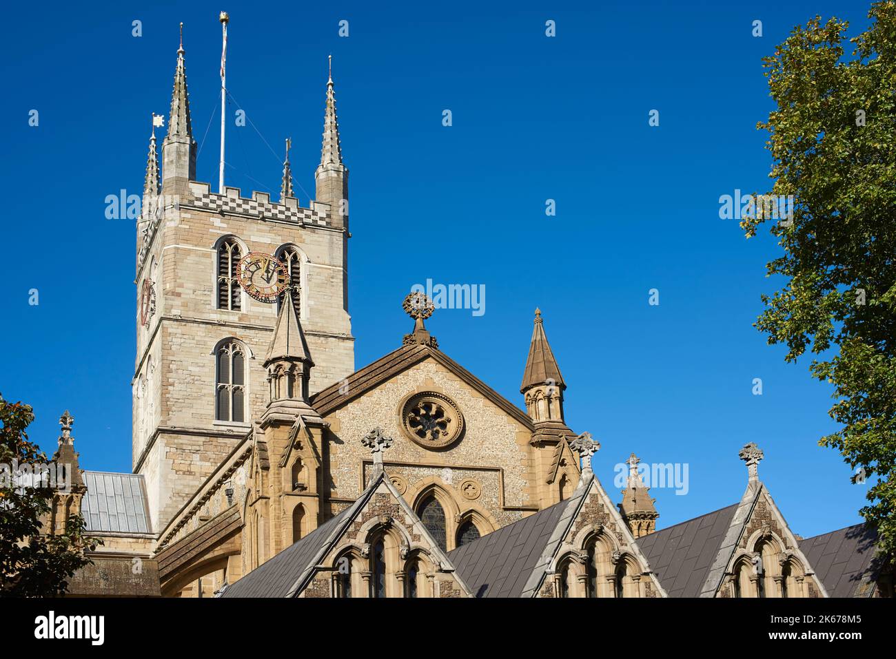 La torre della Cattedrale di Southwark, nel centro di Londra, in Inghilterra, si contornava contro il cielo blu Foto Stock