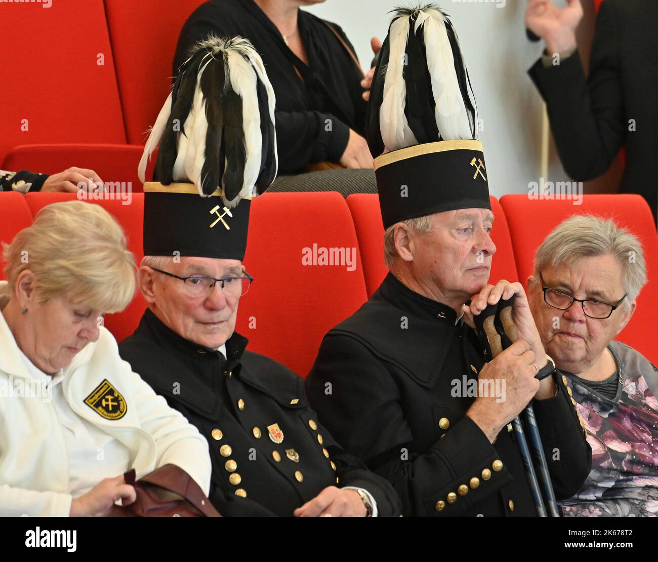 12 ottobre 2022, Brandeburgo, Potsdam: Vestiti in costumi festosi, i membri dell'Associazione dei minatori di Rüdersdorf seguono il dibattito durante la sessione del parlamento di Stato. I deputati discutono, tra l'altro, del progetto di bilancio 20223/2024 del governo statale, del mercato del lavoro nel Brandeburgo e della raffineria PCK a Schwedt. Foto: Bernd Settnik/dpa Foto Stock