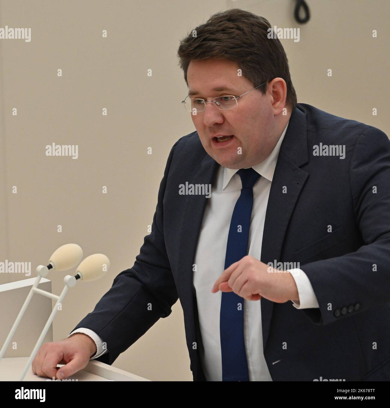 12 ottobre 2022, Brandeburgo, Potsdam: Peter Vida (BVB/Freie Wähler) interviene nel dibattito della sessione del parlamento di Stato sul doppio bilancio 2023/2024. Tra le altre cose, i deputati discutono della legge di bilancio 20223/2024 del governo statale, del mercato del lavoro nel Brandeburgo e della raffineria PCK a Schwedt. Foto: Bernd Settnik/dpa Foto Stock