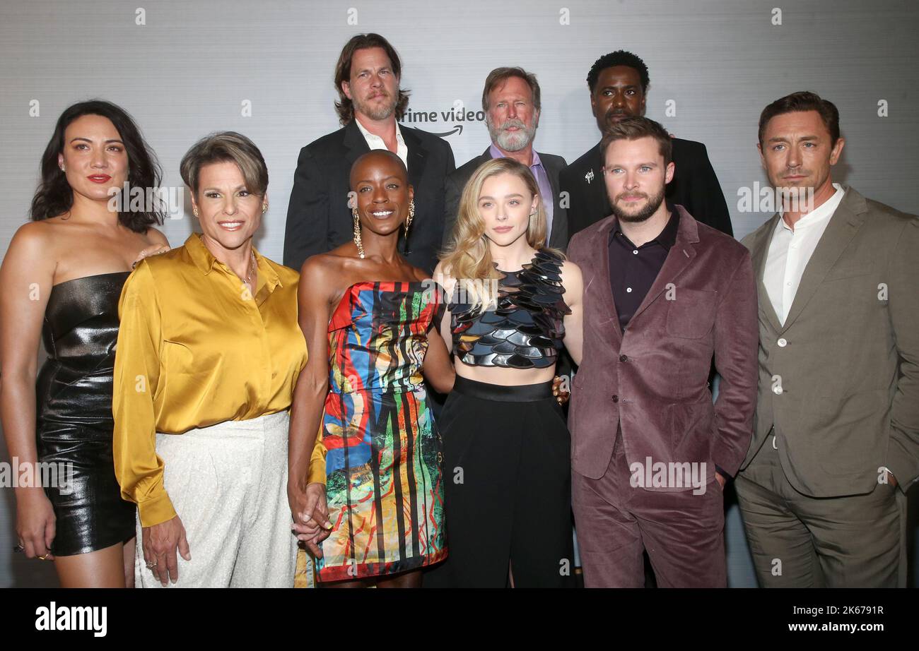 Los Angeles, California. 11th Ott 2022. Lisa Joy, Alexandra Billings, Jonathan Nolan, T'Nia Miller, Louis Herthum, Chlo'Grace Moretz, Gary Carr, Jack Reynor, JJ Feild al prime Video Season One Premiere of the Peripheral all'Ace Hotel di Los Angeles, California, il 11 ottobre 2022. Credit: Faye Sadou/Media Punch/Alamy Live News Foto Stock