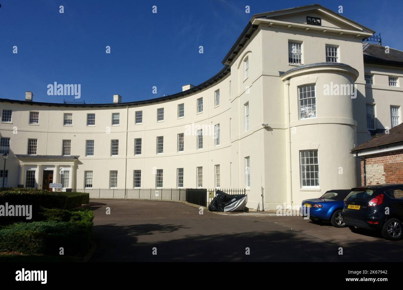 L'imponente Crescent, originariamente il primo asilo della contea del Gloucestershire e poi l'Horton Road Hospital, è stato convertito in appartamenti nel 2005 Glo Foto Stock