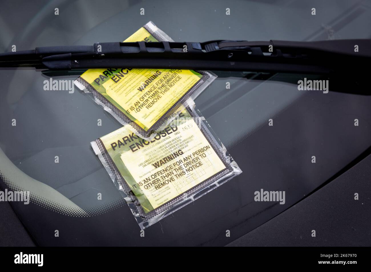 Due biglietti per il parcheggio sul parabrezza dell'auto, Regno Unito Foto Stock