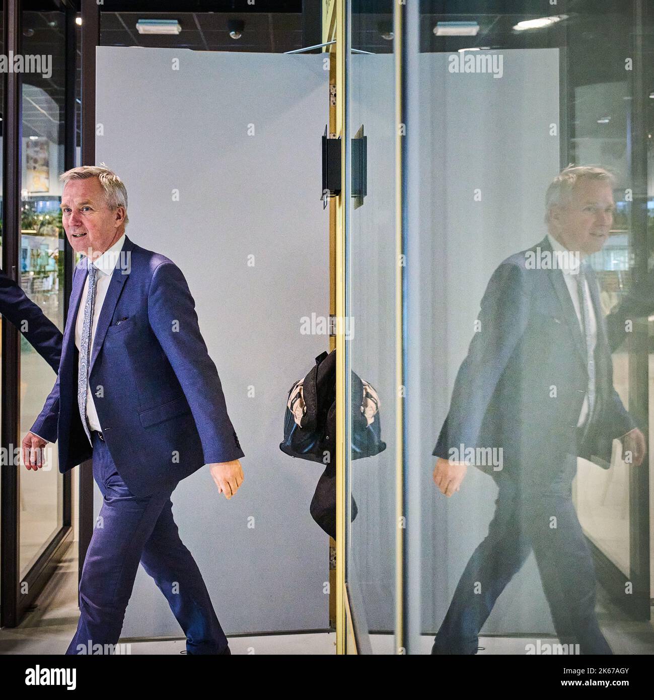 2022-10-12 12:09:44:19 L'AIA - il Segretario di Stato Eric van der Burg (asilo) si rivolge alla stampa dopo una consultazione. Il Segretario di Stato desidera inviare il suo disegno di legge alla Camera dei rappresentanti prima della pausa autunnale per una migliore diffusione dell'accoglienza dei richiedenti asilo nei comuni. ANP PHIL NIJHUIS olanda fuori - belgio fuori Foto Stock