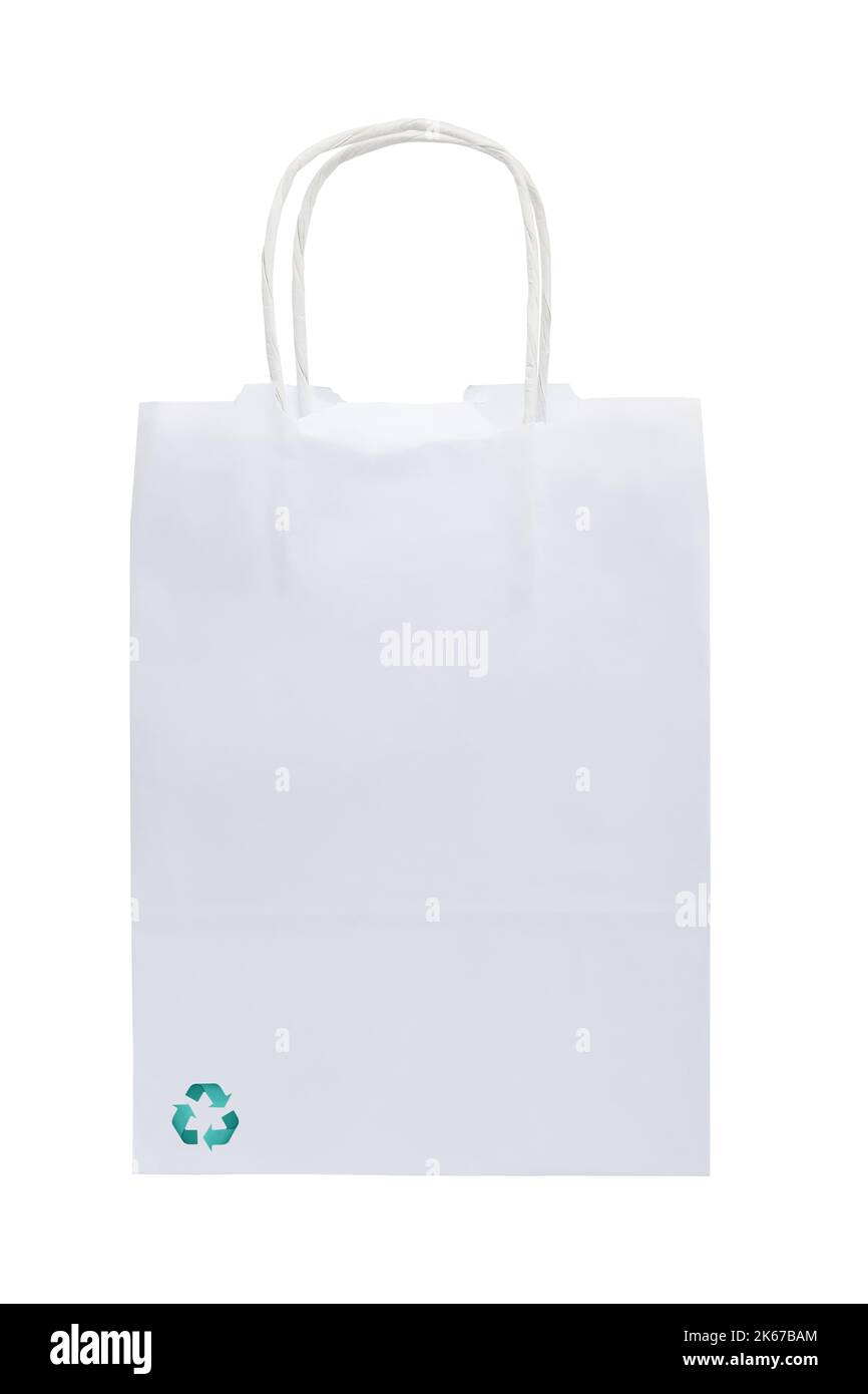 Busta in carta bianca ecologica con logo per il riciclaggio dei rifiuti, isolata su sfondo bianco. Concetto di vita verde. Foto Stock