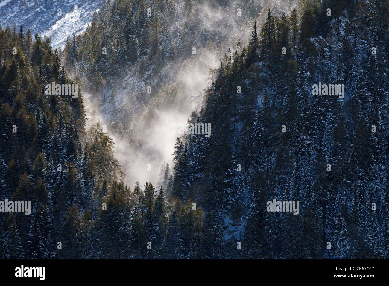 Neve soffiata in un burrone di montagna Foto Stock