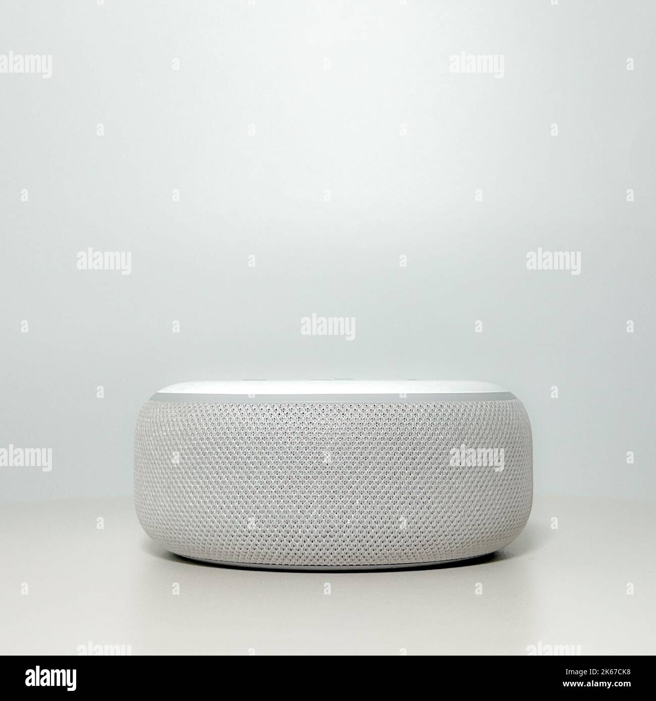 Orlando, FL USA - 14 luglio 2022: Un Amazon Alexa su sfondo bianco. Foto Stock